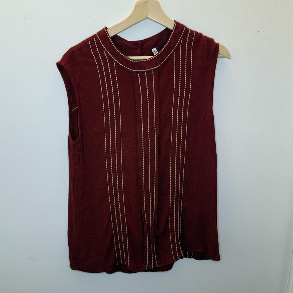 Monoreno Burgundy Sleeveless Top with White Stitching